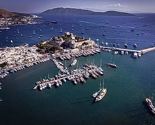 İzmir Havalimanı transferiyle ulaşılan Bodrum Kalesi ve marina bölgesinin havadan görünümü